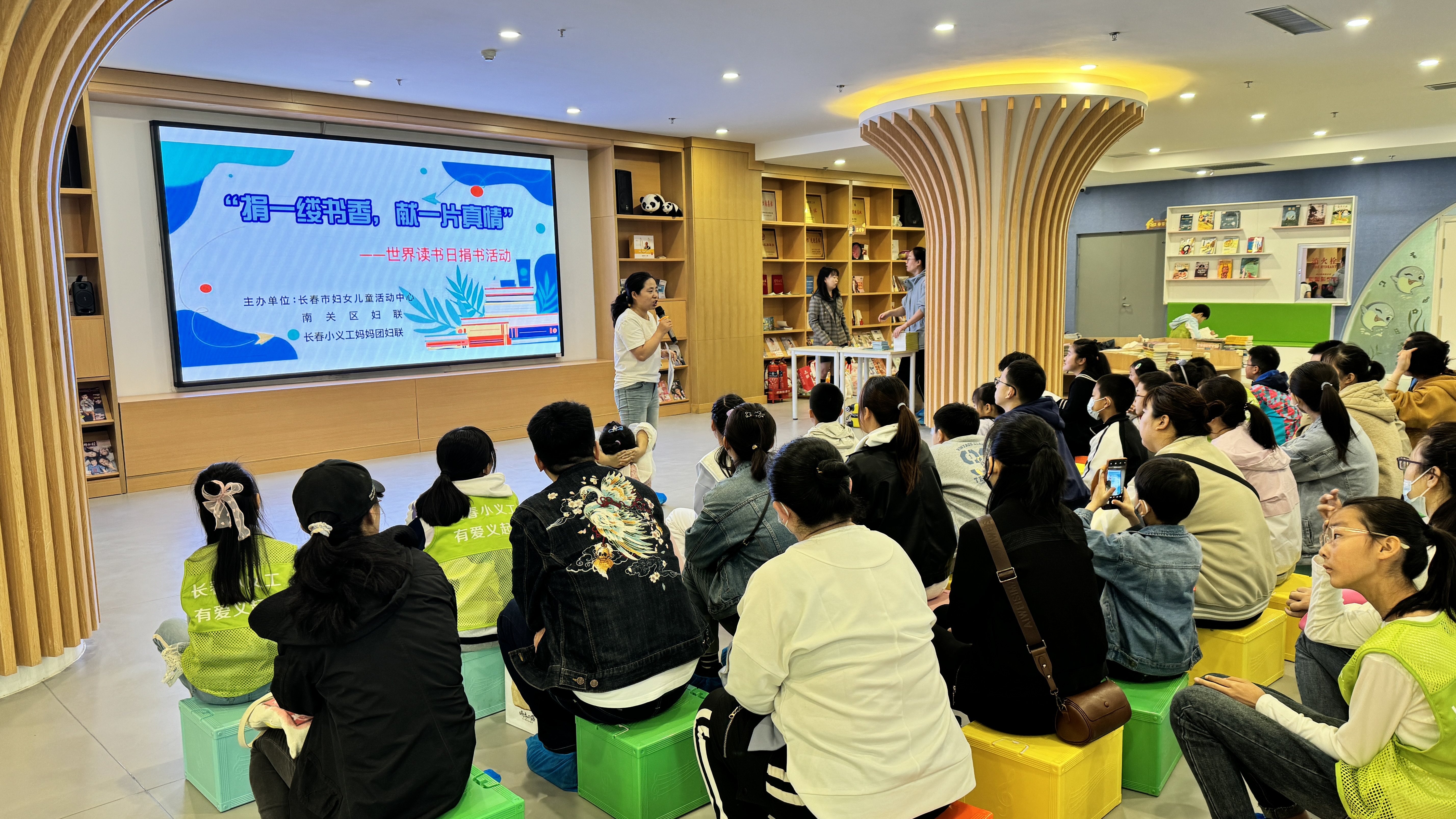 儿童阅读:长春市少儿馆”捐一律书香,献一片真情“世界读书日捐书活动.jpg 儿童阅读:长春市少儿馆”捐一律书香,献一片真情“世界读书日捐书活动.jpg