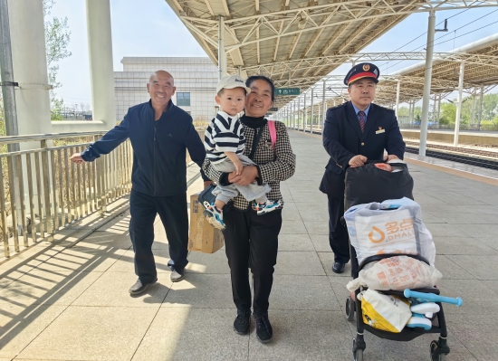 5.长春车务段德惠西站客运员徐彦恒帮助重点旅客运送行李 摄影：张野.jpg