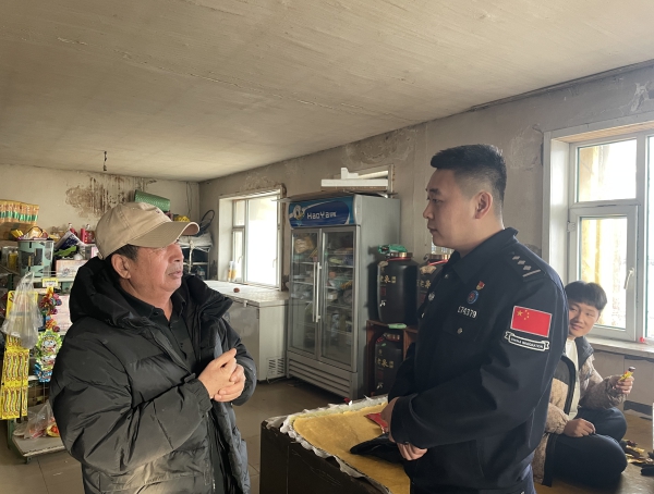 民警魏昊天解答村民疑问.jpg 民警魏昊天解答村民疑问.jpg