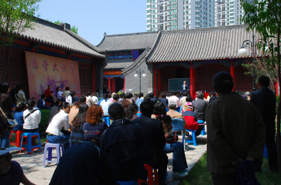 3-2-6（1）2006年5月20日，长春大学副教授金海峰在国学大讲堂露天讲课.JPG