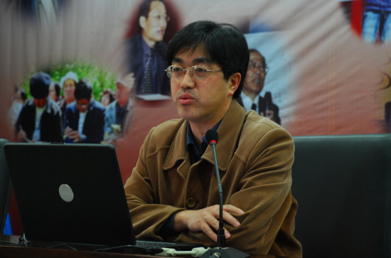 3-2-6（3）2009年4月18日，吉林大学教授杨军在国学大讲堂讲课.JPG