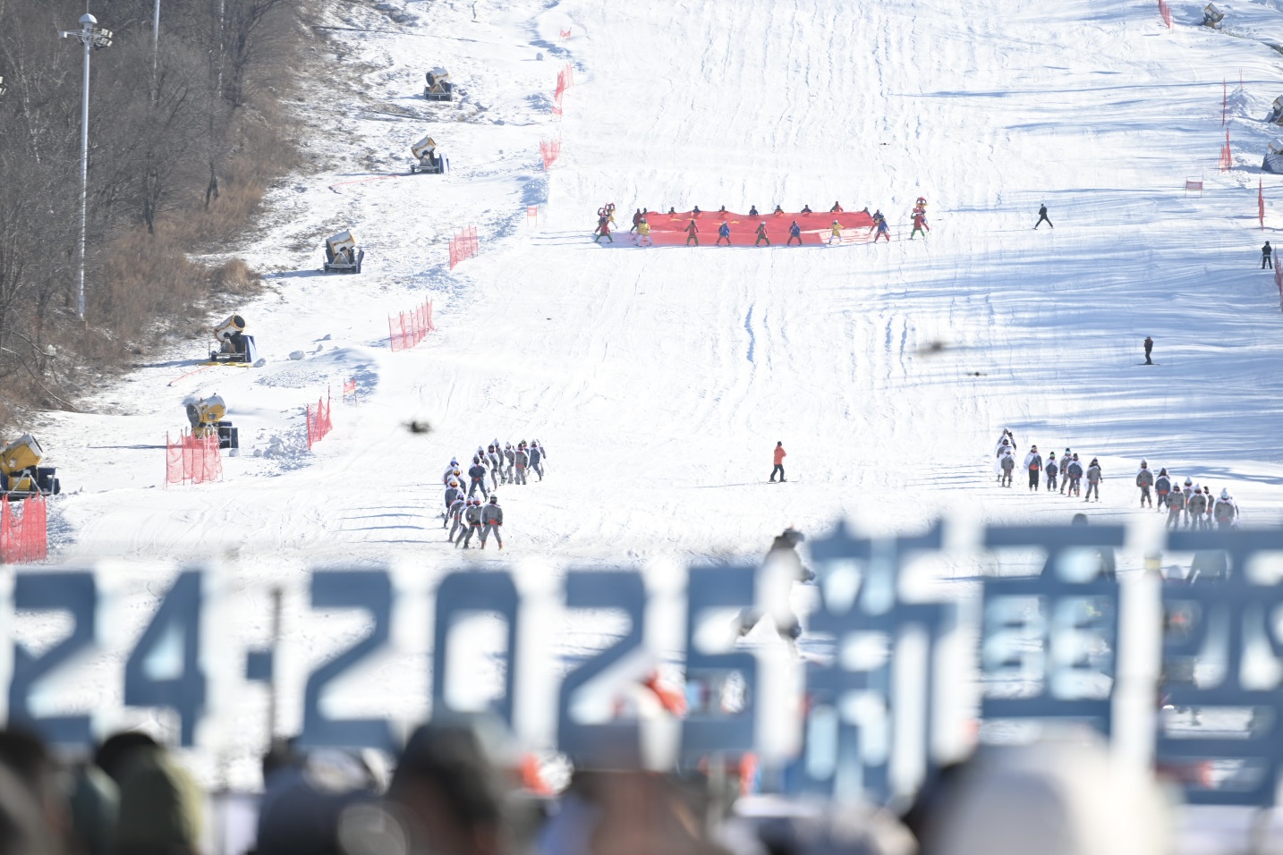 新雪季开板 摄影蒋盛松.jpg 新雪季开板 摄影蒋盛松.jpg