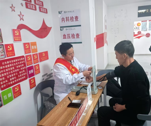 图片4神农医院测血压.jpg 图片4神农医院测血压.jpg