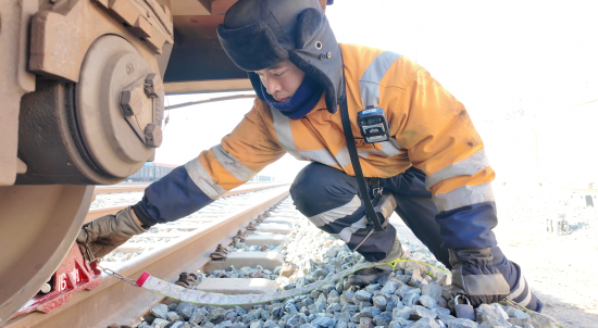 沈铁长春车务段长春南站连结员孙搏廷为站内停留车辆止轮【摄影:张野】.jpg 沈铁长春车务段长春南站连结员孙搏廷为站内停留车辆止轮【摄影:张野】.jpg