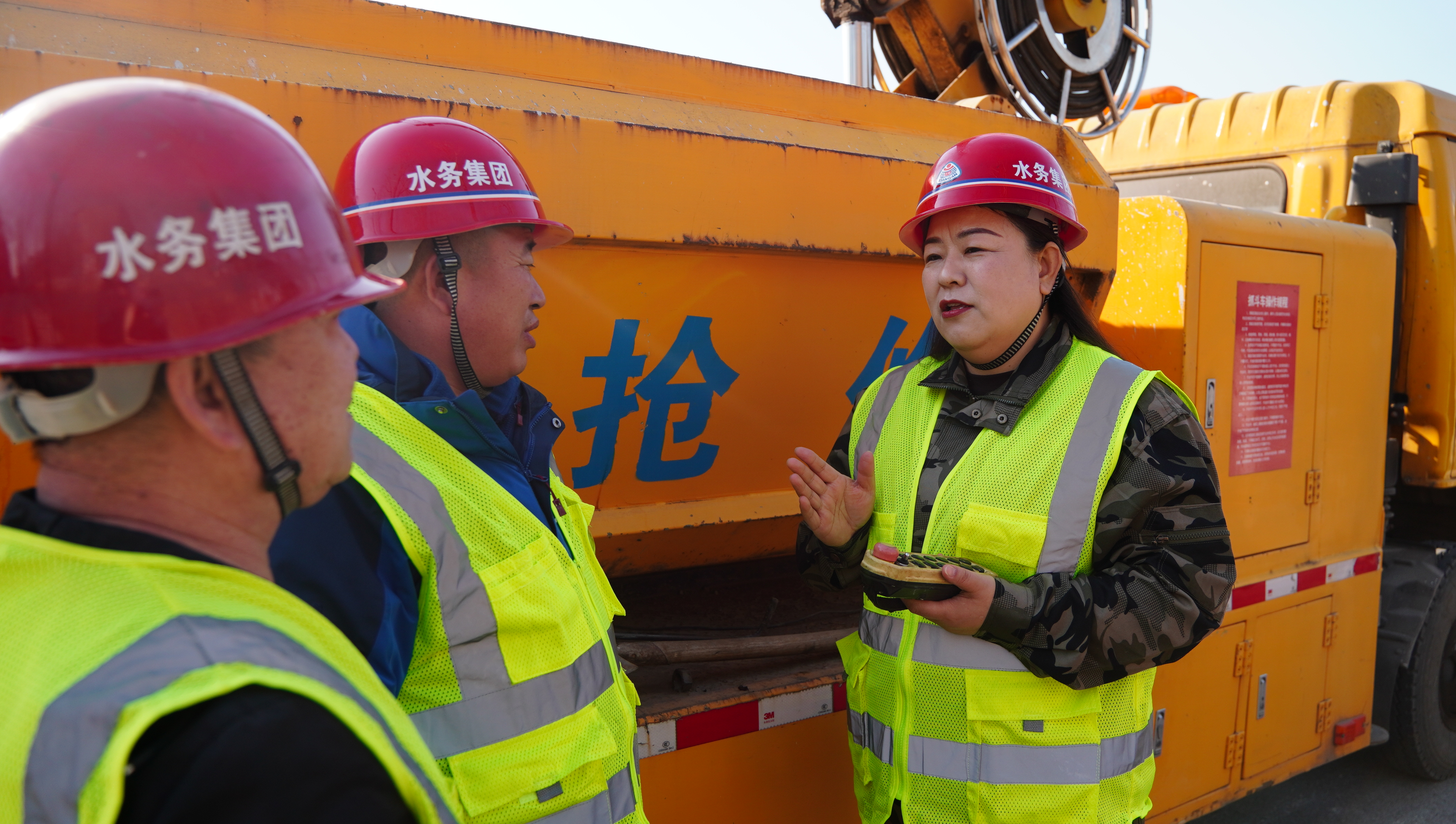 白玉晶代表在抢险作业现场和工友交流工作方法。代表供图.jpg 白玉晶代表在抢险作业现场和工友交流工作方法。代表供图.jpg