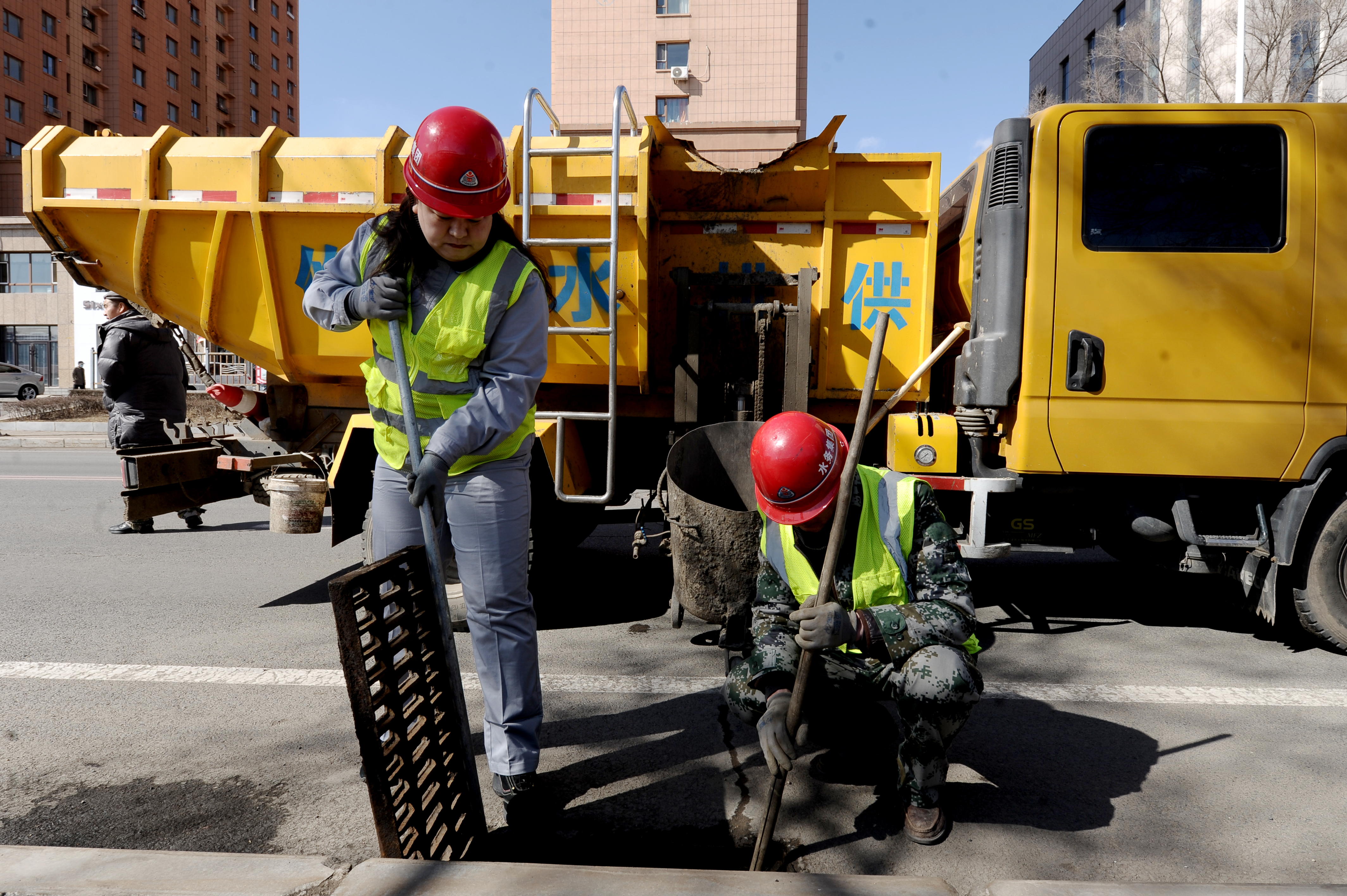 白玉晶代表在抢险作业一线开展工作。代表供图.jpg 白玉晶代表在抢险作业一线开展工作。代表供图.jpg