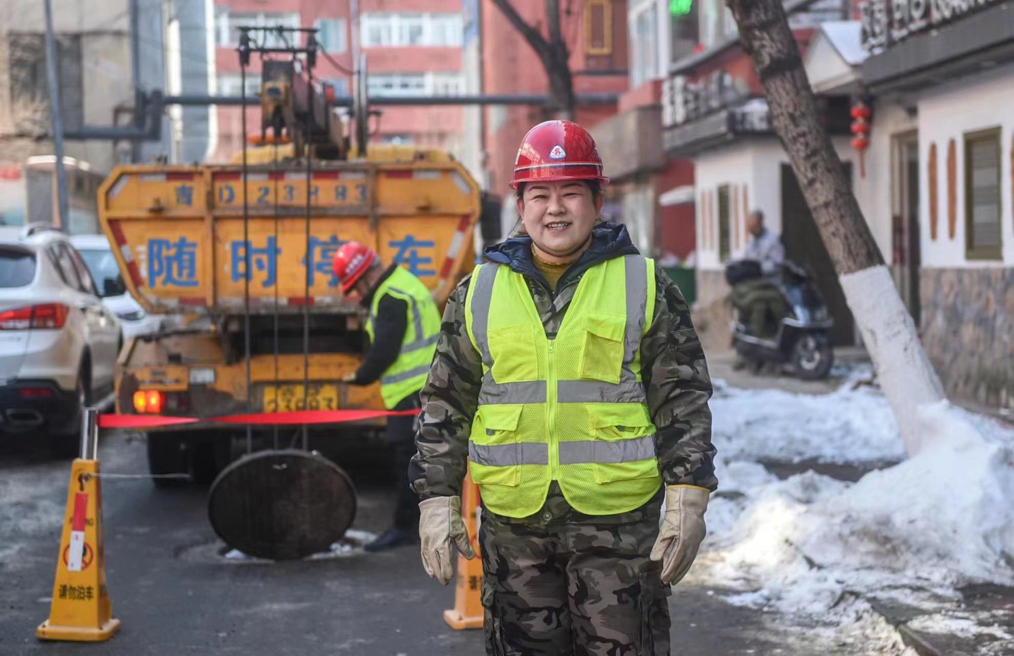 白玉晶代表在抢险作业一线。代表供图.jpg 白玉晶代表在抢险作业一线。代表供图.jpg