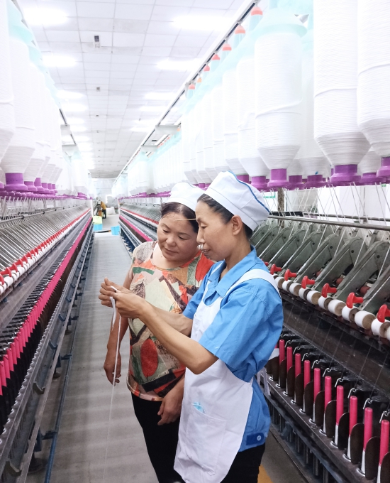徐艳茹代表同工友交流纺纱经验。代表供图.jpg