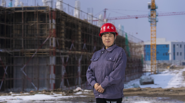 玉明姬在施工现场。摄影佟汶霖.jpg