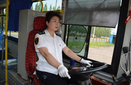 马秀娟驾驶60路公交车。代表供图.jpg