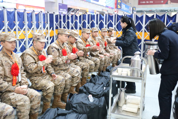 工作人员为新兵送上茶水.JPG