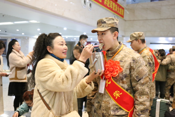 儿行千里母担忧，母亲喂参军入伍的儿子吃饺子.JPG
