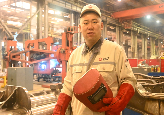 何岩.jpg 何岩.jpg