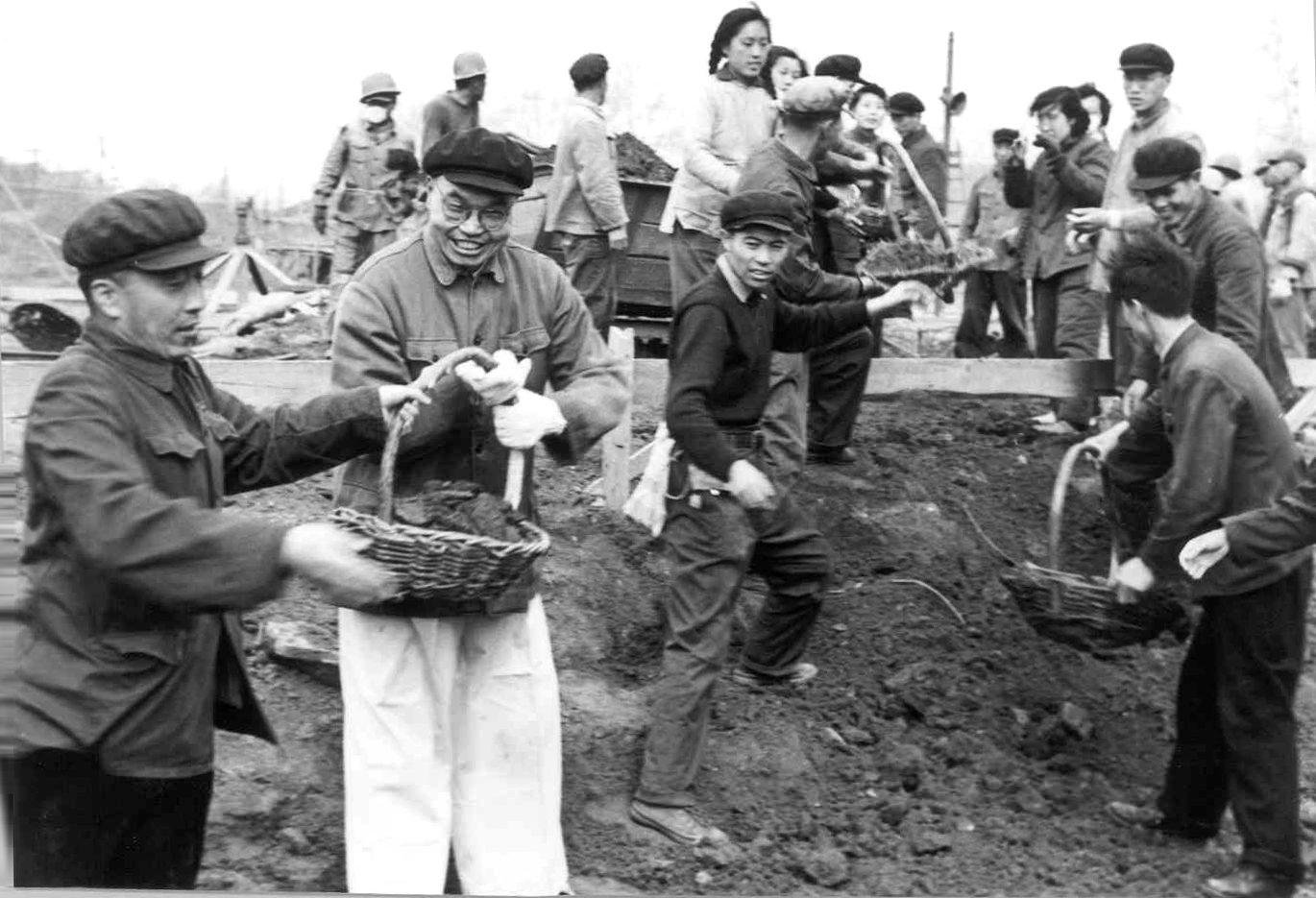 24.1959年5月,匡亚明校长参加理化楼建筑工地的劳动.jpg 24.1959年5月,匡亚明校长参加理化楼建筑工地的劳动.jpg