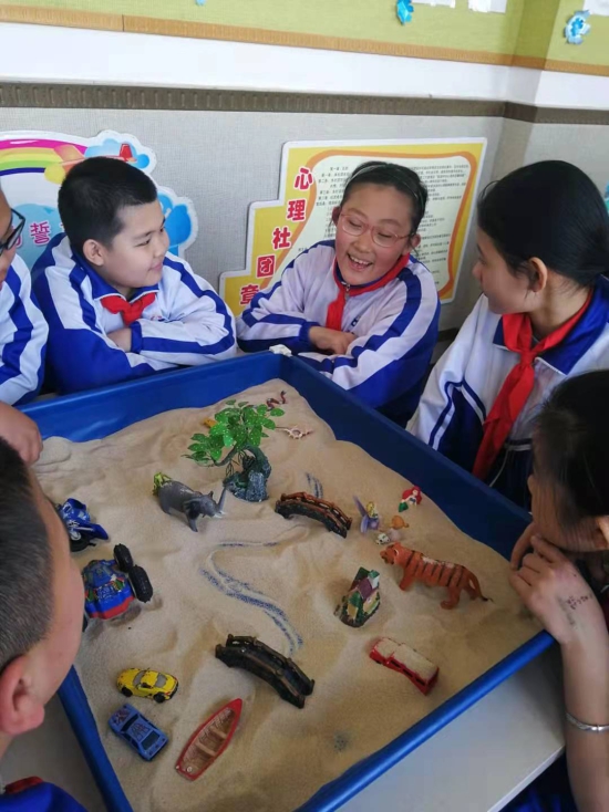 八十七中学开展学生沙盘团训活动.jpg