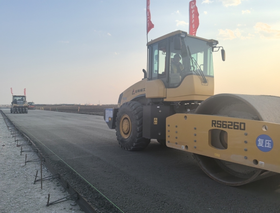 水稳碾压.jpg 水稳碾压.jpg