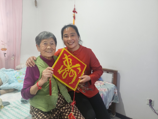 四平市 孝老爱亲 姜红 生活照2(右一为姜红,右二为姜红邻居).jpg 四平市 孝老爱亲 姜红 生活照2(右一为姜红,右二为姜红邻居).jpg