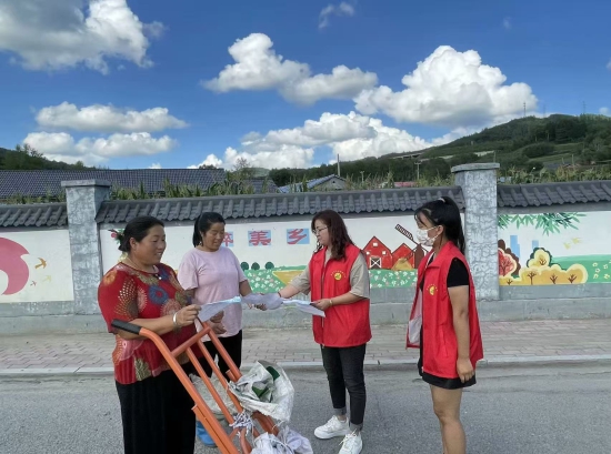 立新村志愿者开展移风易俗工作宣传。 王照一 摄.jpeg 立新村志愿者开展移风易俗工作宣传。 王照一 摄.jpeg