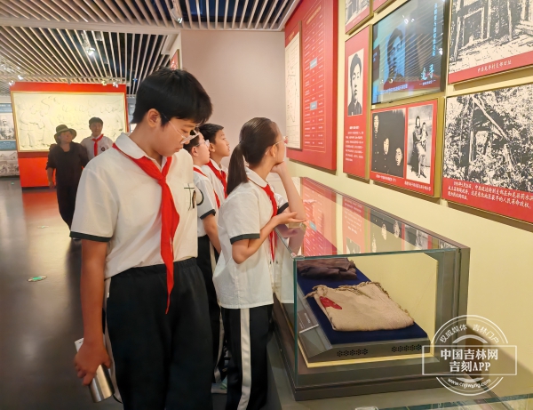 参观2.jpg 参观2.jpg