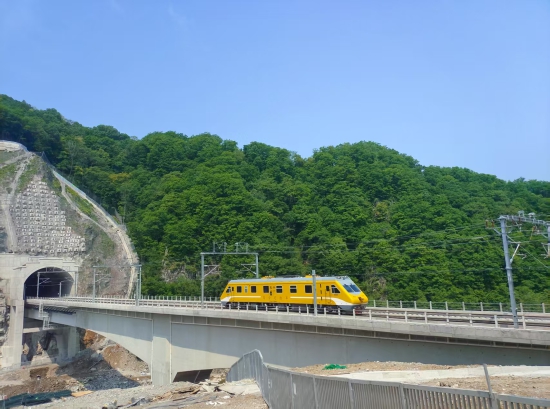 检测车通过大营隧道.jpg 检测车通过大营隧道.jpg