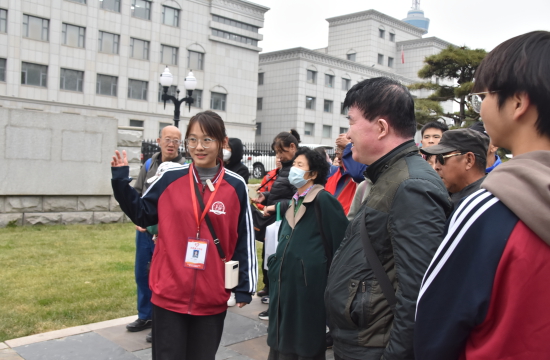 【5】2025年10月15日国际盲人节,东北师范大学马克思主义学部联合长春市盲人协会开展给盲人讲历史志愿服务,志愿者赵靓向盲人介绍吉林电视台。.jpg 【5】2025年10月15日国际盲人节,东北师范大学马克思主义学部联合长春市盲人协会开展给盲人讲历史志愿服务,志愿者赵靓向盲人介绍吉林电视台。.jpg