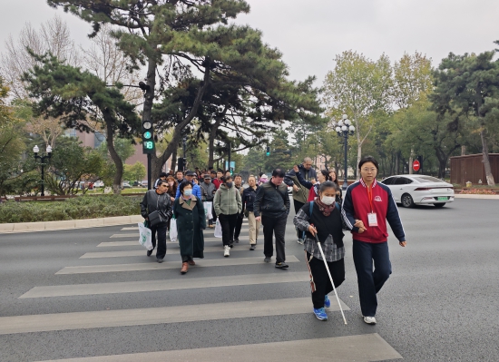 【2】2025年10月15日国际盲人节,东北师范大学马克思主义学部联合长春市盲人协会开展给盲人讲历史志愿服务,志愿者王子奕帮扶盲人过马路。.jpg 【2】2025年10月15日国际盲人节,东北师范大学马克思主义学部联合长春市盲人协会开展给盲人讲历史志愿服务,志愿者王子奕帮扶盲人过马路。.jpg