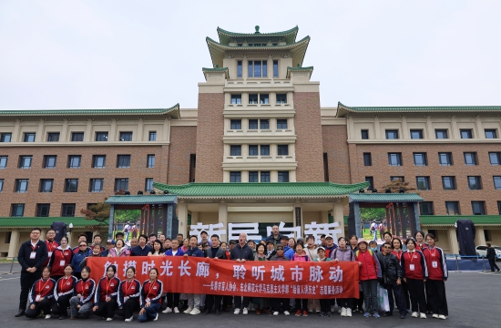 【1】2025年10月15日国际盲人节,东北师范大学马克思主义学部联合长春市盲人协会开展给盲人讲历史志愿服务,此图为盲人与志愿者合影。.jpg 【1】2025年10月15日国际盲人节,东北师范大学马克思主义学部联合长春市盲人协会开展给盲人讲历史志愿服务,此图为盲人与志愿者合影。.jpg