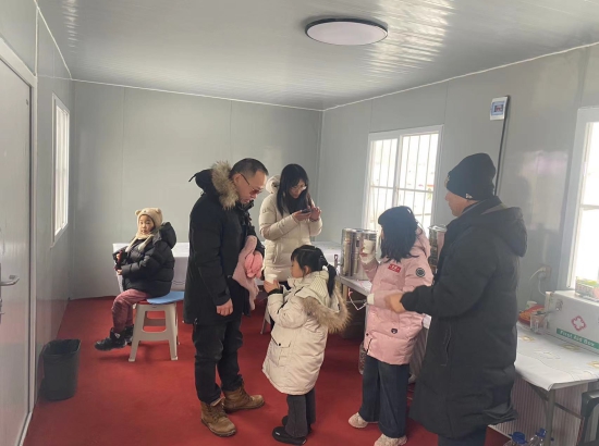 同心湖公园暖心小屋市民游客休息取暖 ，提供热饮.jpg