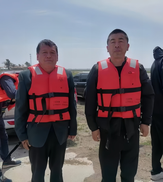 四平市  敬业奉献  王志（工作照5）右一为王志.jpg