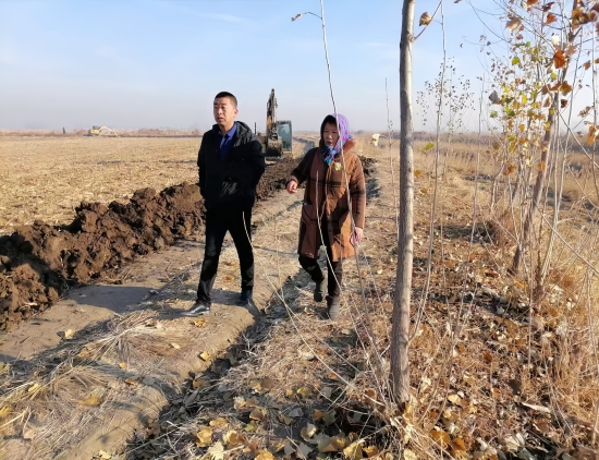 四平市  敬业奉献  王志（工作照3）左一为王志.jpg