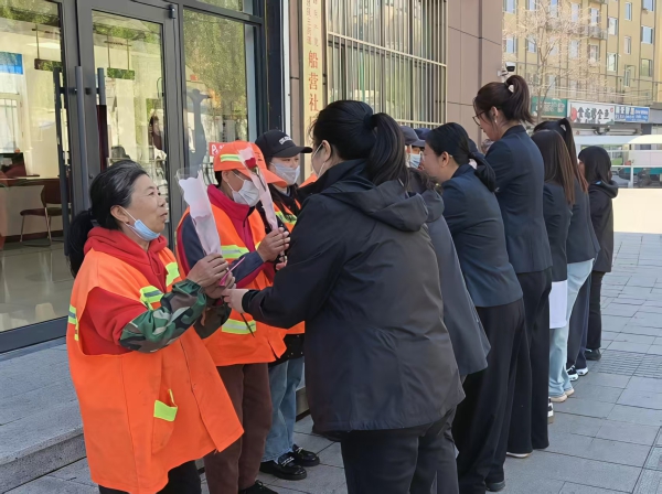 1.船营社区送花活动2.jpg