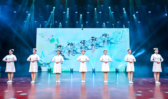 图3：礼仪秀《礼仪风采展》.jpg