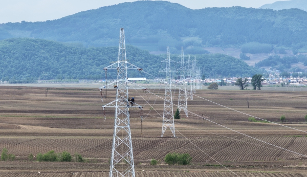 2026年5月22日,国网吉林省电力有限公司吉林供电公司工作人员在永吉县北大湖镇的大冬会供电保障基建工程——北游66千伏输变电工程的现场进行铁塔组立作业。(柏峻强).jpg 2026年5月22日,国网吉林省电力有限公司吉林供电公司工作人员在永吉县北大湖镇的大冬会供电保障基建工程——北游66千伏输变电工程的现场进行铁塔组立作业。(柏峻强).jpg