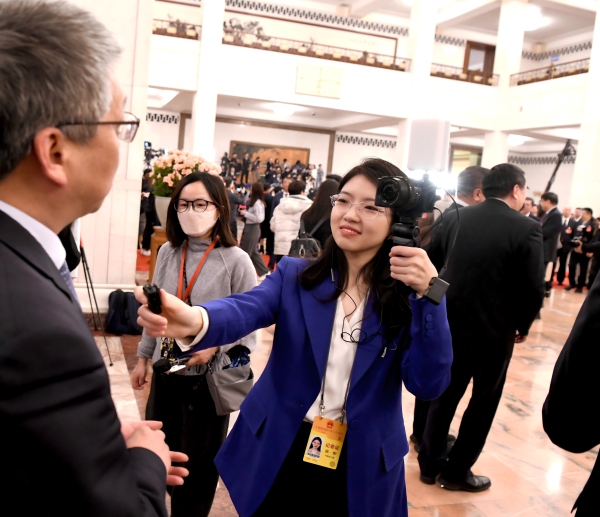 中国财经报+杨柳+记者在人民大会堂采访全国人大代表.jpg