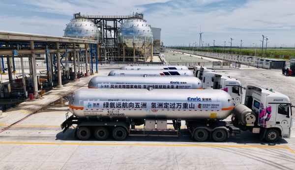 “氢洲·绿氨”运输车队在“氢洲·大安绿氨”项目现场整装待发.jpg