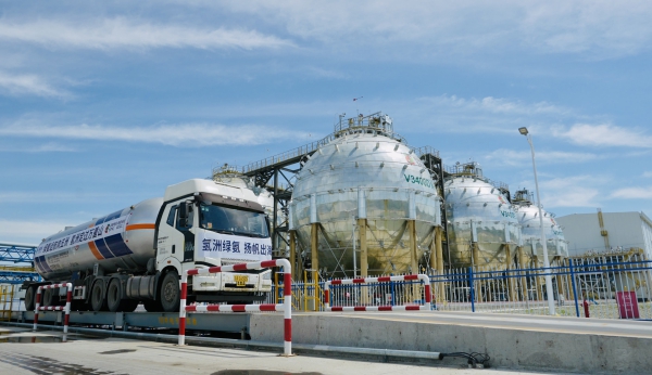 “氢洲·大安绿氨”项目园区内，绿氨运输车辆正在完成过磅核验.jpg
