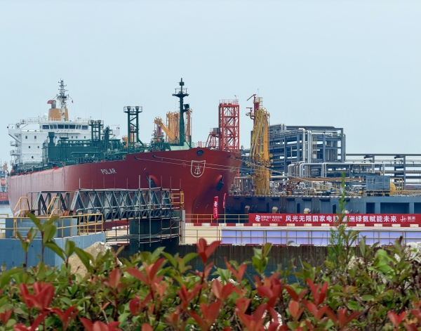 “POLAR号”绿氨运输船舶正在连云港徐圩港区码头进行“氢洲·绿氨”加注作业.jpg