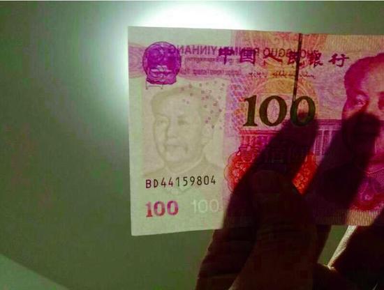 湖北男子取百元错币 毛主席嘴角多了颗“痣”(图)
