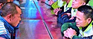 在番禺监狱,周庆春和服刑人员交流,分享经历。