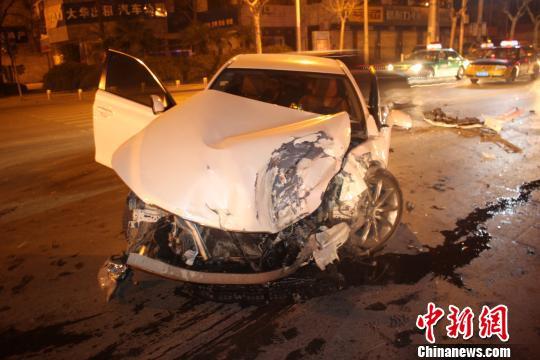 白色轿车车头被撞变形。 肖海波 摄 白色轿车车头被撞变形。 肖海波 摄