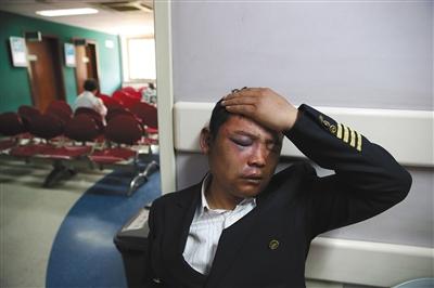 豪车女司机与保安发生口角 事后叫多人将其围殴