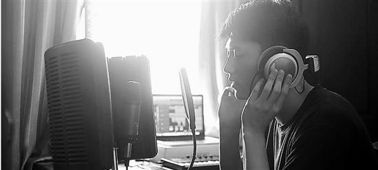 帅警察自创歌曲惊醒坠入骗局的老人 曾拒签当艺人