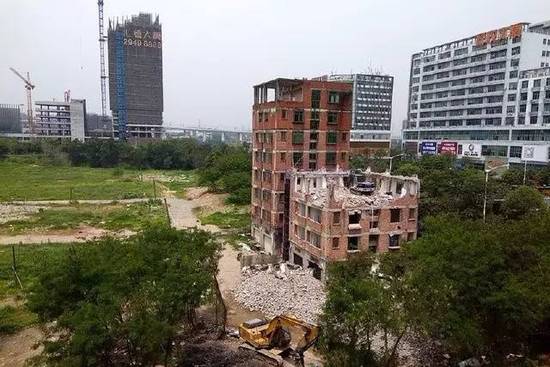 媒体:深圳最牛钉子户挺了10年是公民财产权胜利