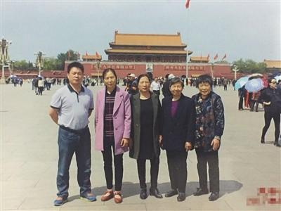 有你吗?摄影师拍天安门38年 上千照片无人领