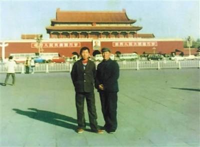 有你吗?摄影师拍天安门38年 上千照片无人领