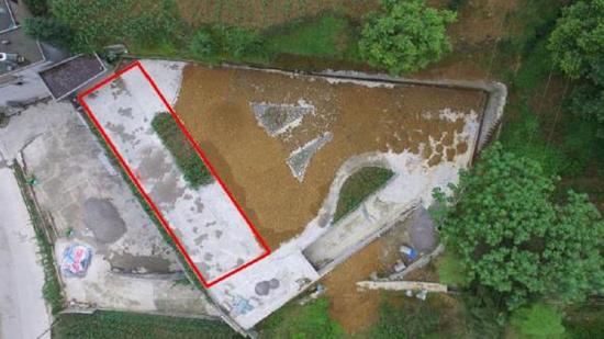 男子自家楼顶建驾校:去县城练车太远 为方便村民