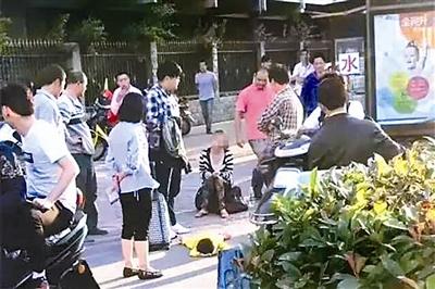 脚踩女儿母亲已找到工作 2岁女儿上了幼儿园