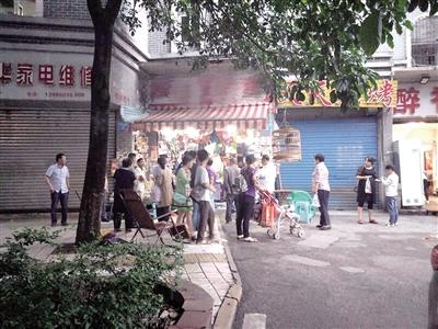 不满10岁儿子偷拿200元买玩具 母亲怒砸商家店铺