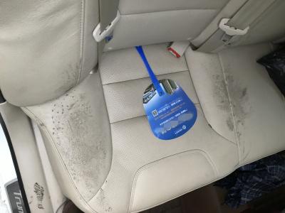 乘客将真皮后座踩得又破又脏 滴滴司机怒怼没素质