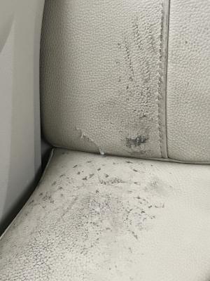 乘客将真皮后座踩得又破又脏 滴滴司机怒怼没素质